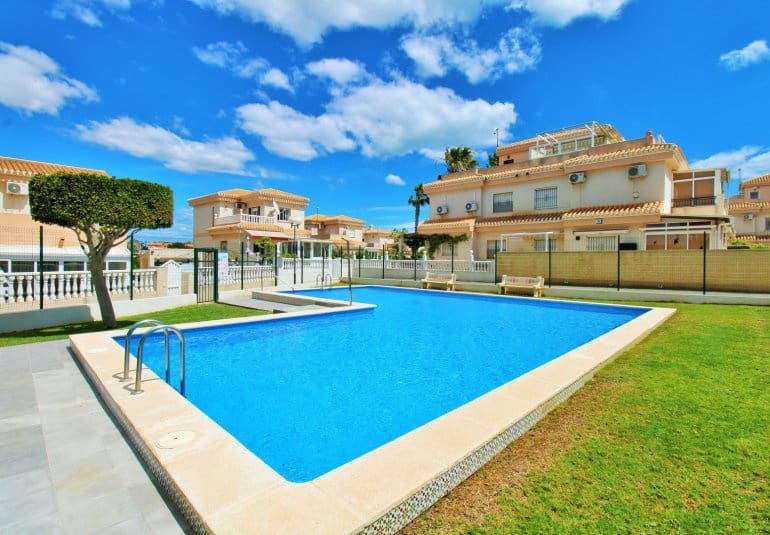 3 sovrum Hus till salu i Playa Flamenca med pool - 249 950 € (Ref: 9797239)