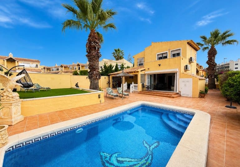 4 sovrum Villa till salu i Villamartin med pool - 385 000 € (Ref: 9816862)