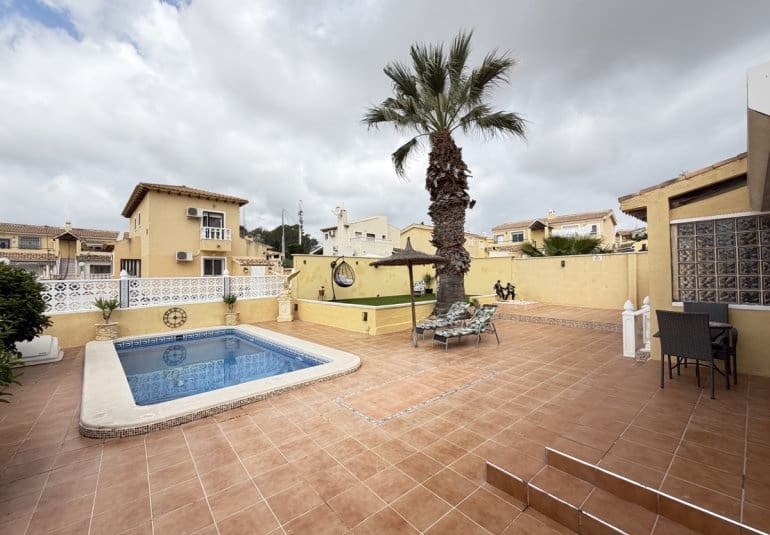 4 sovrum Villa till salu i Villamartin med pool - 385 000 € (Ref: 9816862)
