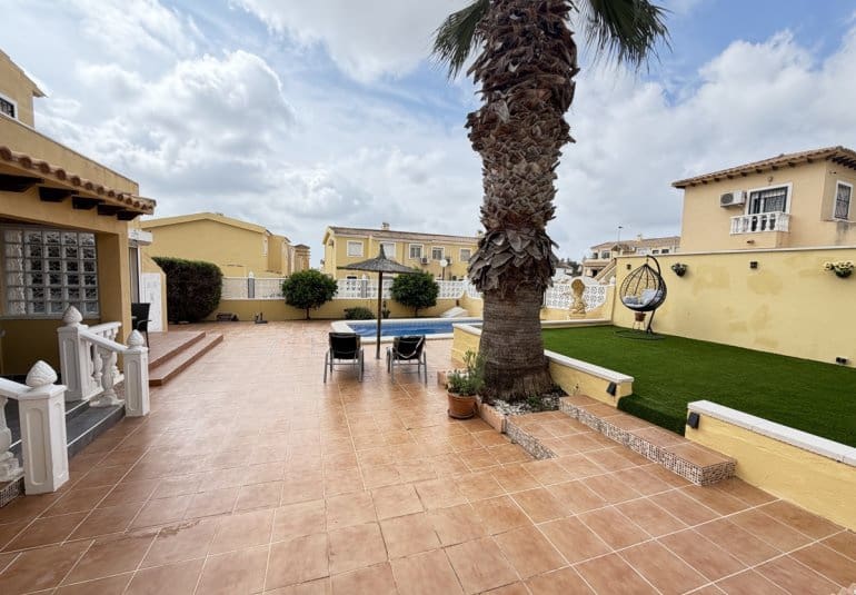 4 sovrum Villa till salu i Villamartin med pool - 385 000 € (Ref: 9816862)