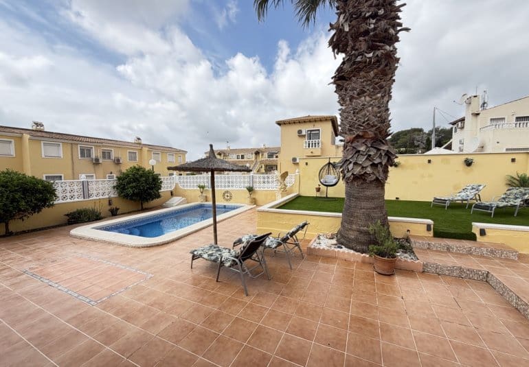 4 sovrum Villa till salu i Villamartin med pool - 385 000 € (Ref: 9816862)