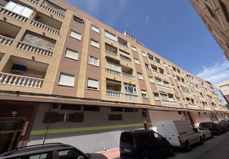 2 makuuhuone Huoneisto myytävänä paikassa Torrevieja mukana uima-altaan - 137 500 € (Ref: 9844924)