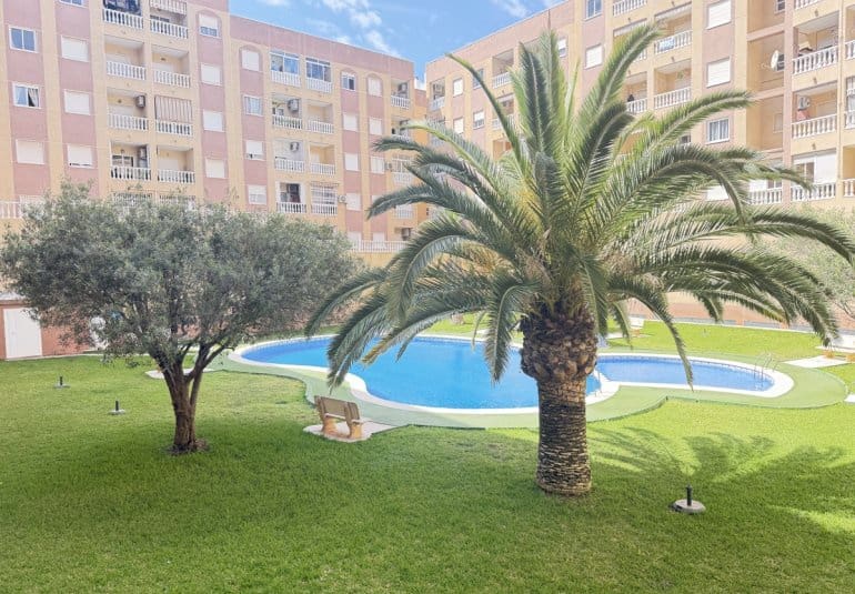 2 makuuhuone Huoneisto myytävänä paikassa Torrevieja mukana uima-altaan - 137 500 € (Ref: 9844924)