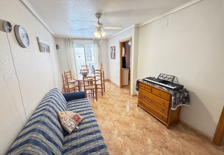 2 makuuhuone Huoneisto myytävänä paikassa Torrevieja mukana uima-altaan - 137 500 € (Ref: 9844924)