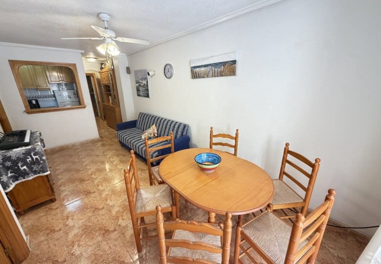 2 makuuhuone Huoneisto myytävänä paikassa Torrevieja mukana uima-altaan - 137 500 € (Ref: 9844924)