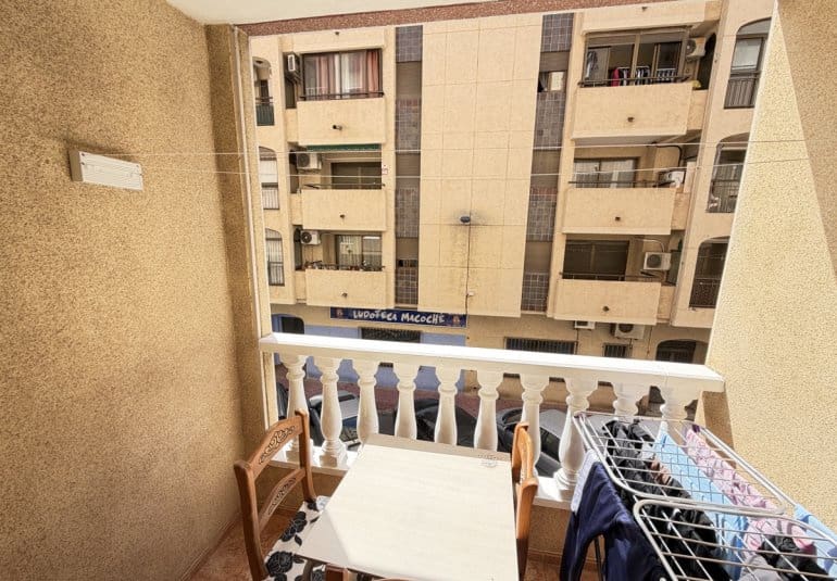 2 makuuhuone Huoneisto myytävänä paikassa Torrevieja mukana uima-altaan - 137 500 € (Ref: 9844924)
