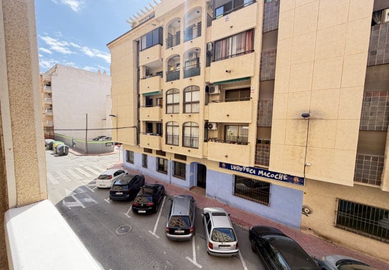 2 makuuhuone Huoneisto myytävänä paikassa Torrevieja mukana uima-altaan - 137 500 € (Ref: 9844924)
