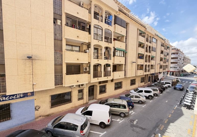 2 makuuhuone Huoneisto myytävänä paikassa Torrevieja mukana uima-altaan - 137 500 € (Ref: 9844924)
