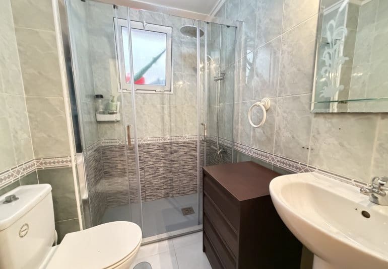 2 makuuhuone Huoneisto myytävänä paikassa Torrevieja mukana uima-altaan - 137 500 € (Ref: 9844924)