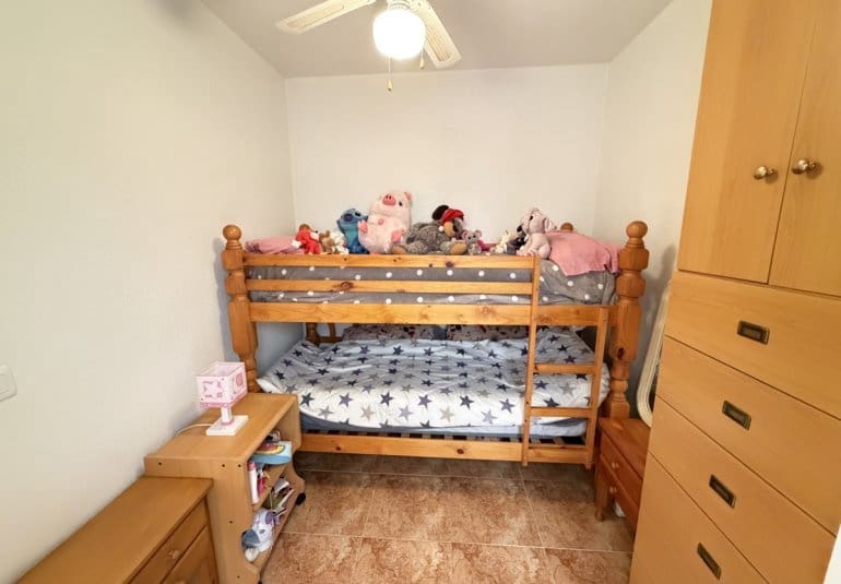 2 makuuhuone Huoneisto myytävänä paikassa Torrevieja mukana uima-altaan - 137 500 € (Ref: 9844924)