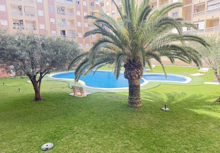 2 makuuhuone Huoneisto myytävänä paikassa Torrevieja mukana uima-altaan - 137 500 € (Ref: 9844924)