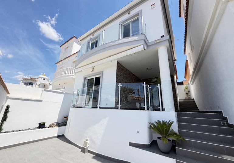 3 quarto Moradia para venda em Villamartin com piscina - 260 000 € (Ref: 9844927)