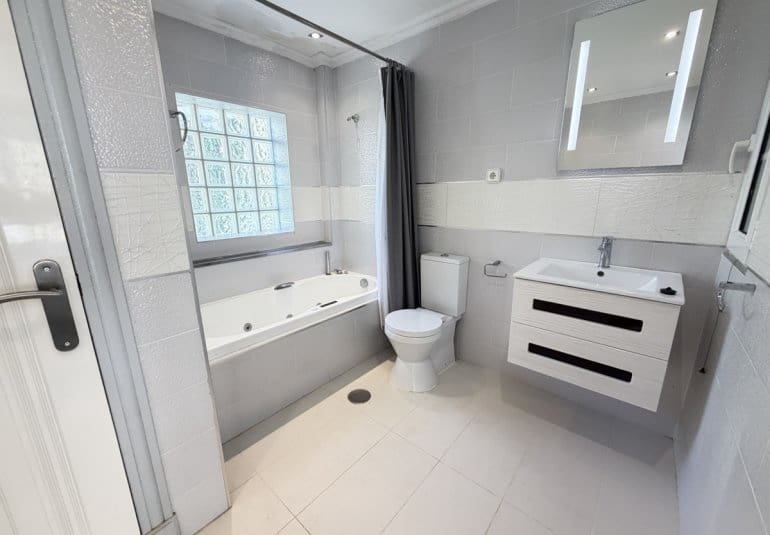 4 Zimmer Villa zu verkaufen in Las Ramblas Golf mit Pool - 349.995 € (Ref: 9848931)