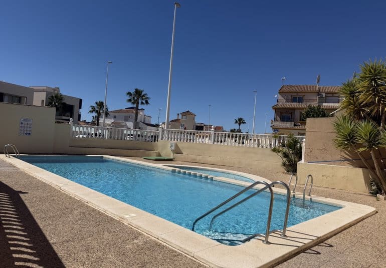 Apartamento de 3 habitaciones en La Zenia en venta con piscina - 188.500 € (Ref: 9861460)
