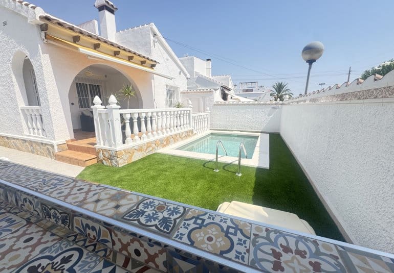 2 Zimmer Villa zu verkaufen in Alicante / Alacant Stadt mit Pool - 289.995 € (Ref: 9861461)