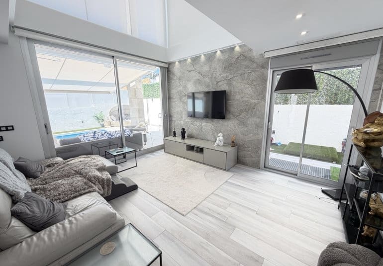 4 slaapkamer Villa te koop in Orihuela Costa met zwembad - € 619.995 (Ref: 9863869)