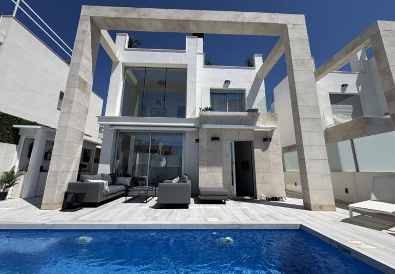 4 slaapkamer Villa te koop in Orihuela Costa met zwembad - € 619.995 (Ref: 9863869)