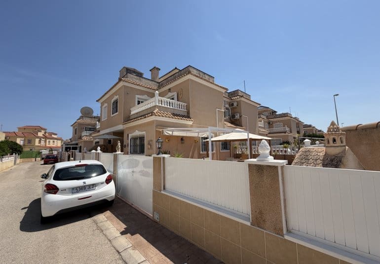 2 Zimmer Doppelhaus zu verkaufen in La Zenia mit Pool - 269.000 € (Ref: 9883923)