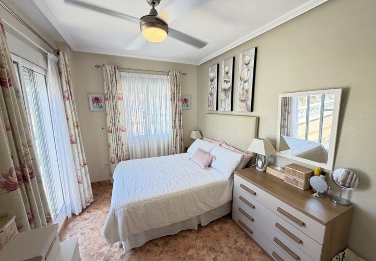 2 Zimmer Doppelhaus zu verkaufen in La Zenia mit Pool - 269.000 € (Ref: 9883923)