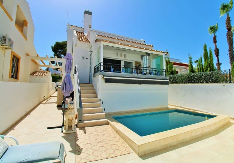 3 bedroom Villa for sale in Villamartin with pool - € 424,900 (Ref: 9961725)