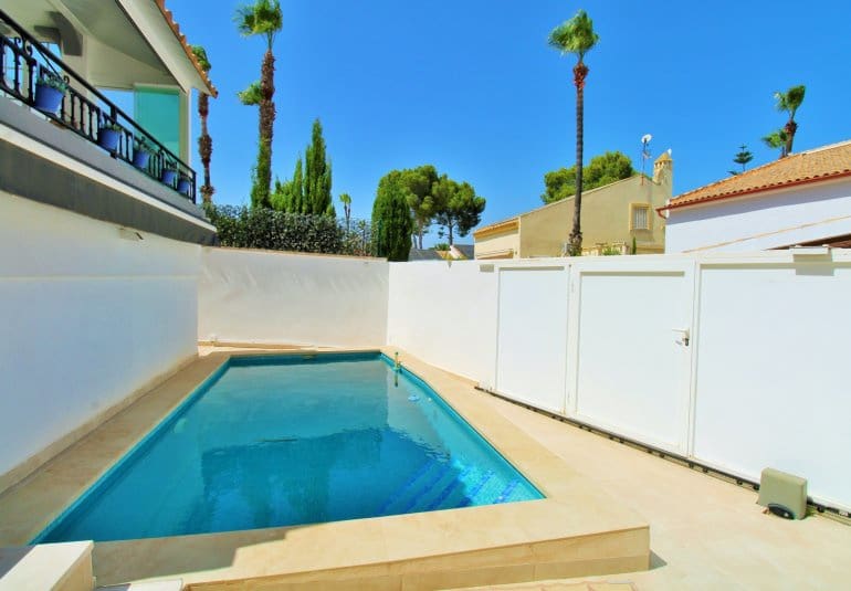 3 bedroom Villa for sale in Villamartin with pool - € 424,900 (Ref: 9961725)