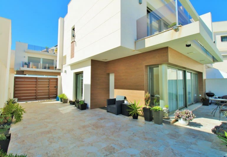 3 bedroom Villa for sale in Villamartin with pool - € 469,000 (Ref: 9961730)