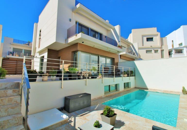 3 bedroom Villa for sale in Villamartin with pool - € 469,000 (Ref: 9961730)