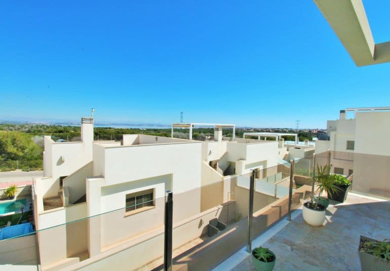 3 bedroom Villa for sale in Villamartin with pool - € 469,000 (Ref: 9961730)