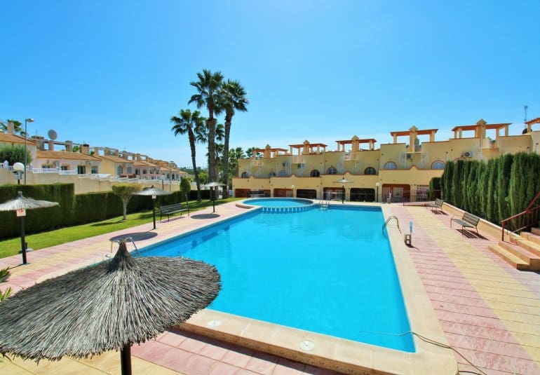 Casa de 2 habitaciones en Villamartin en venta con piscina - 162.995 € (Ref: 9961733)