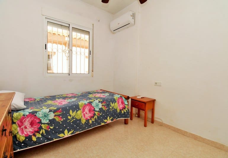 Casa de 2 habitaciones en Villamartin en venta con piscina - 162.995 € (Ref: 9961733)
