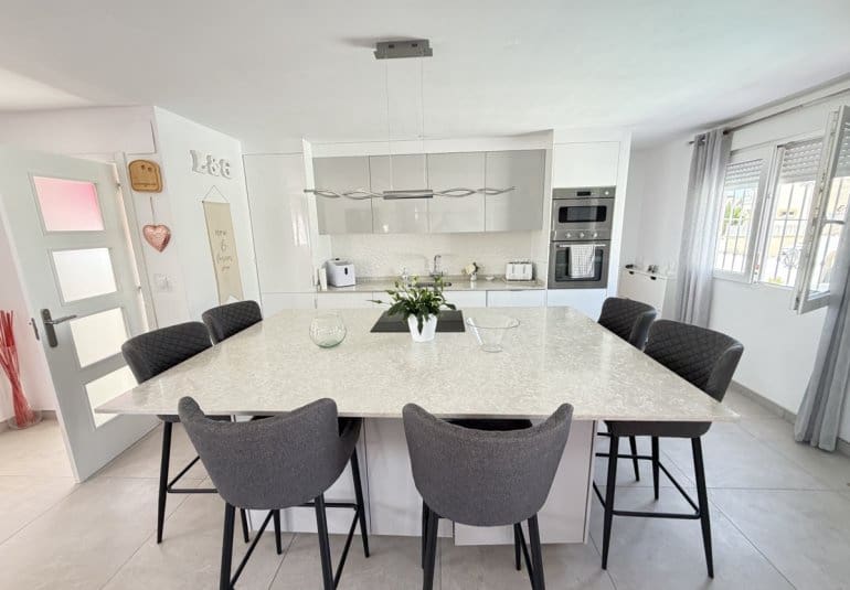3 Zimmer Villa zu verkaufen in San Miguel de Salinas mit Pool - 350.000 € (Ref: 9961739)