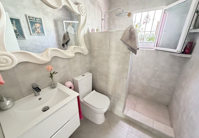 3 Zimmer Villa zu verkaufen in San Miguel de Salinas mit Pool - 350.000 € (Ref: 9961739)