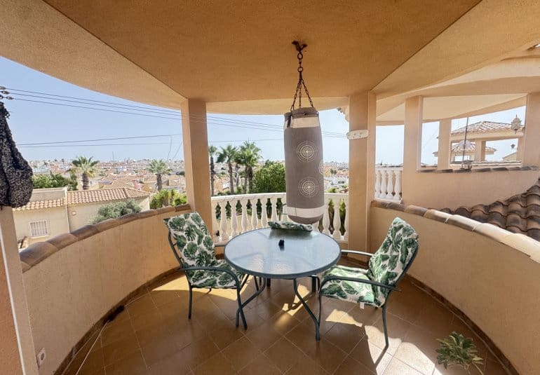 4 bedroom Villa for sale in Villamartin - € 299,000 (Ref: 9961740)