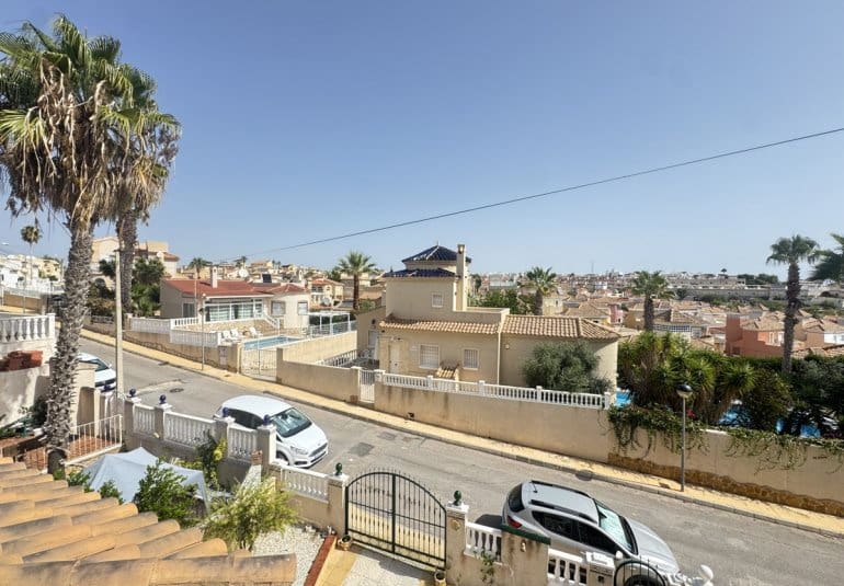 4 bedroom Villa for sale in Villamartin - € 299,000 (Ref: 9961740)