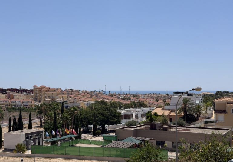 3 bedroom Villa for sale in Villamartin with pool - € 222,000 (Ref: 9961743)