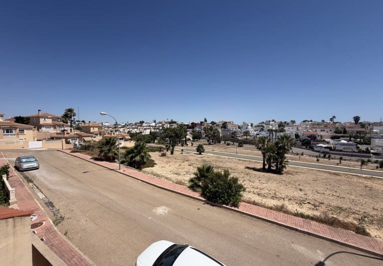 3 bedroom Villa for sale in Villamartin with pool - € 222,000 (Ref: 9961743)
