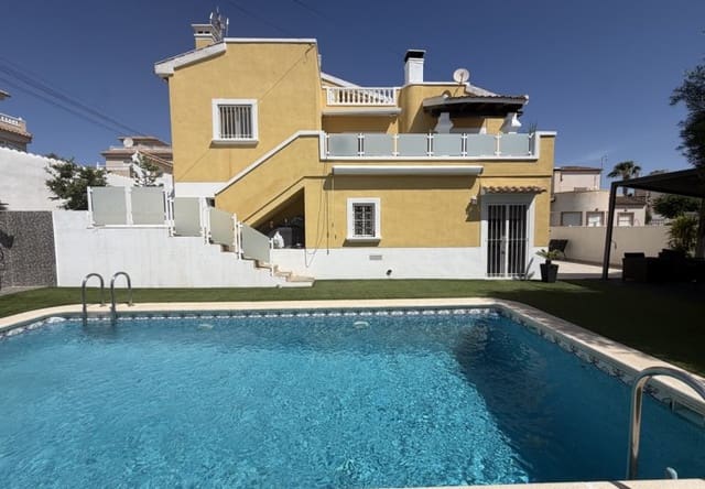 Chalet de 3 habitaciones en Villamartin, Orihuela en venta con piscina - 419.995 € (Ref: 9961744)
