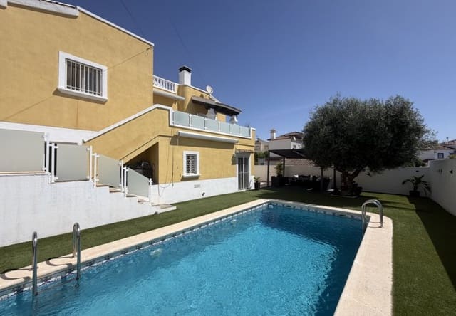 Chalet de 3 habitaciones en Villamartin, Orihuela en venta con piscina - 419.995 € (Ref: 9961744)