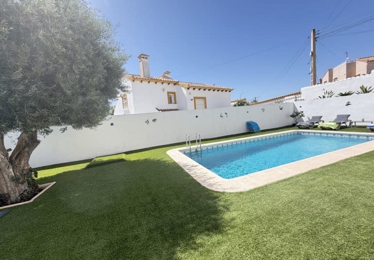 3 bedroom Villa for sale in Villamartin with pool - € 419,995 (Ref: 9961744)