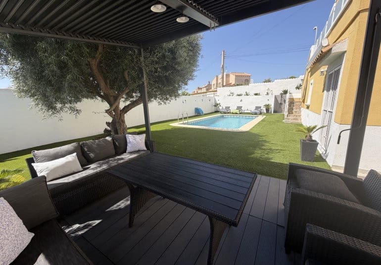 3 bedroom Villa for sale in Villamartin with pool - € 419,995 (Ref: 9961744)