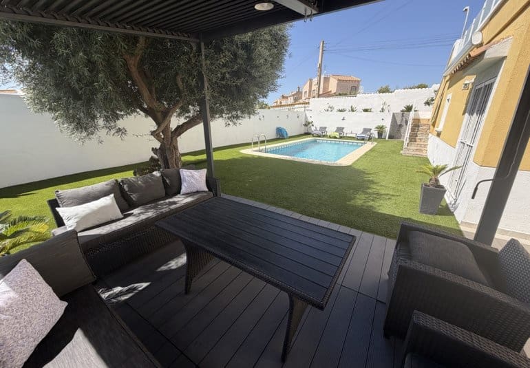 3 bedroom Villa for sale in Villamartin with pool - € 419,995 (Ref: 9961744)