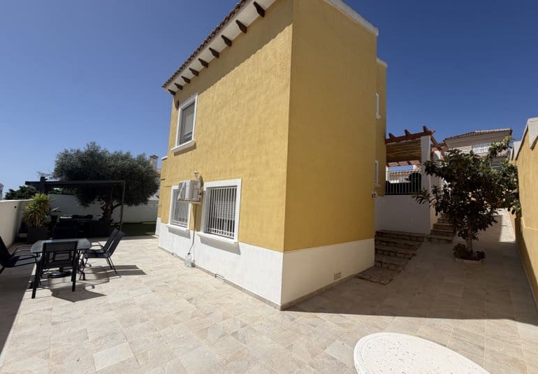 3 bedroom Villa for sale in Villamartin with pool - € 419,995 (Ref: 9961744)