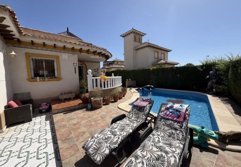 4 bedroom Villa for sale in Villamartin with pool - € 389,995 (Ref: 9961746)