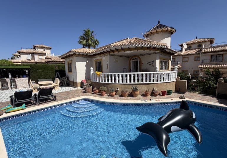 4 bedroom Villa for sale in Villamartin with pool - € 389,995 (Ref: 9961746)