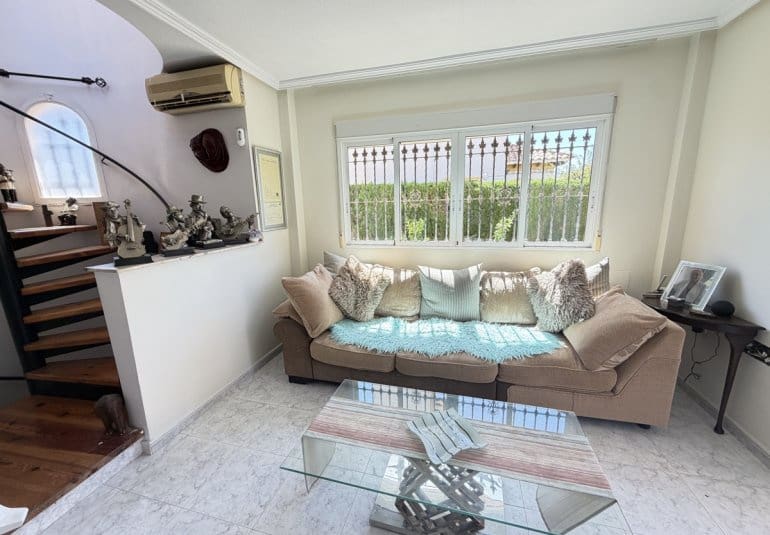 4 bedroom Villa for sale in Villamartin with pool - € 389,995 (Ref: 9961746)