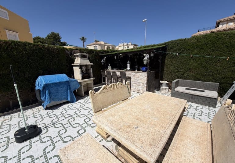 4 bedroom Villa for sale in Villamartin with pool - € 389,995 (Ref: 9961746)