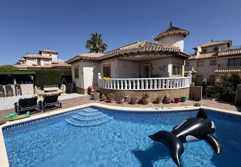 4 bedroom Villa for sale in Villamartin with pool - € 389,995 (Ref: 9961746)