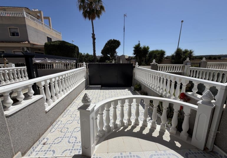 3 sypialnia Dom na sprzedaż w Playa Flamenca z basenem - 280 000 € (Ref: 9961747)