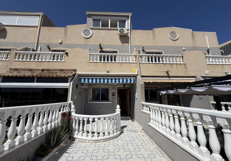 3 sypialnia Dom na sprzedaż w Playa Flamenca z basenem - 280 000 € (Ref: 9961747)