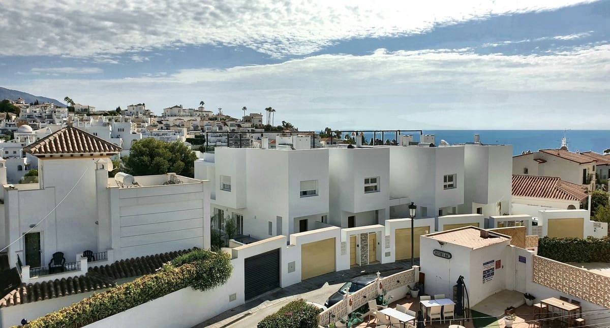 3 chambre Villa/Maison Semi-Mitoyenne à vendre à Nerja avec piscine garage - 850 000 € (Ref: 10136511)